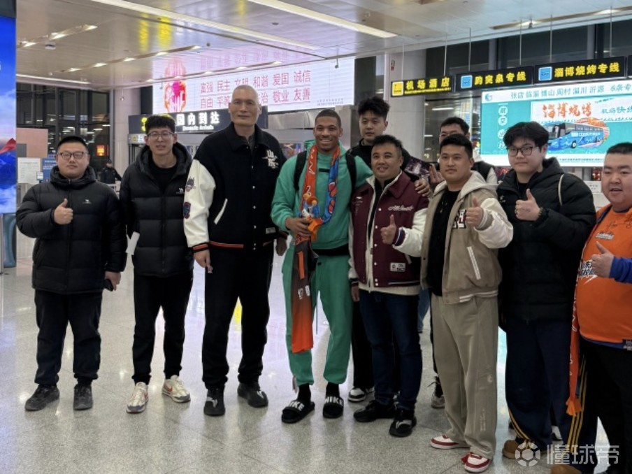 记者：山东外援约翰逊完成注册今晚会报名，琼斯脚伤缺席一场